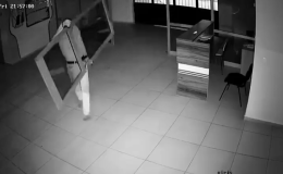 Okulun kapısını çalarken güvenlik kamerasına yakalandı